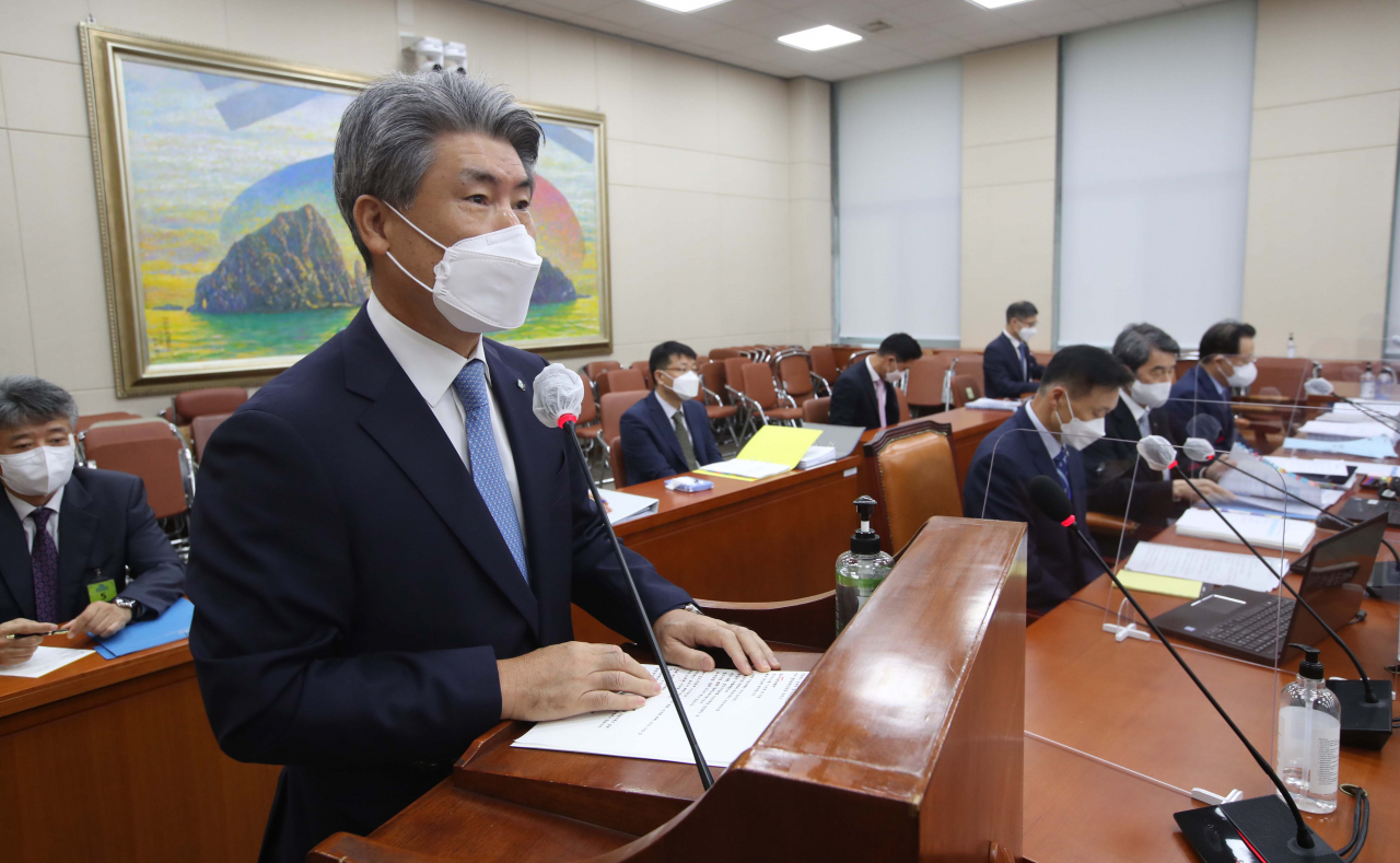 윤종원 기업은행장이 15일 서울 여의도 국회에서 열린 정무위원회 국정감사에서 업무보고를 하고 있다. [연합]