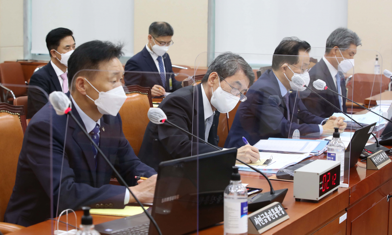 15일 서울 여의도 국회에서 열린 정무위원회 국정감사에 이계문 서민금융진흥원장(왼쪽부터), 이동걸 산업은행장, 윤대희 신용보증기금 이사장, 윤종원 기업은행장이 출석했다. [연합]