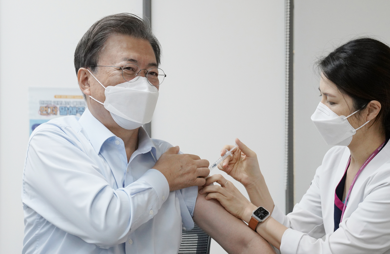 문재인 대통령이 15일 서울 국립중앙의료원 코로나19 중앙예방접종센터에서 코로나19 백신 추가 접종을 받고 있다. [연합]