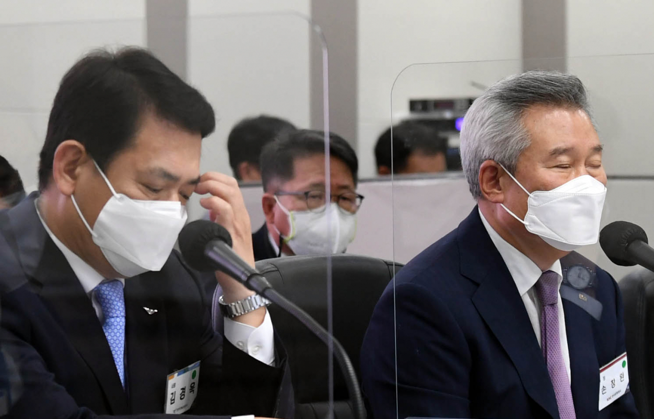 김경욱 인천국제공항공사 사장(왼쪽)과 손창완 한국공항공사 사장이 15일 인천 영종도 인천국제공항공사에서 열린 인천국제공항공사·한국공항공사 등에 대한 2021 국회 국토교통위원회 국정감사에서 생각에 잠겨 있다. [연합뉴스]