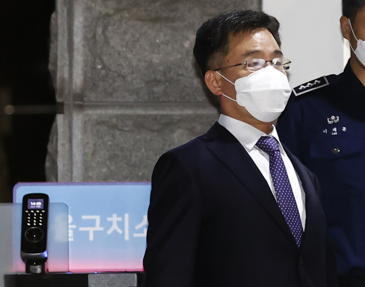 Kim Man-bae, a major shareholder of of Hwacheon Daeyu, leavesg Seoul Detention Center in Uiwang, 25 kilometers south of Seoul, on Oct. 15, 2021. (Yonhap)