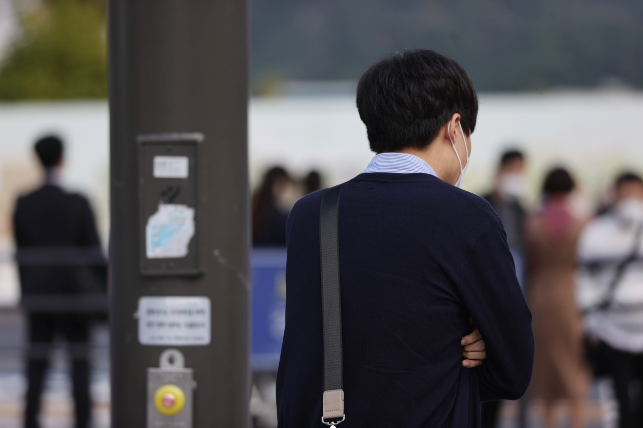 쌀쌀한 날씨를 보인 지난 12일 오전 서울 종로구 광화문네거리에서 한 시민이 팔짱을 낀 채 발걸음을 옮기고 있다. [연합뉴스 제공]