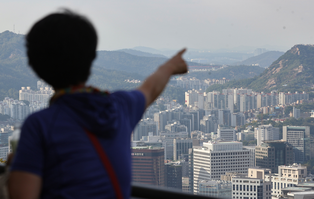 수도권 아파트값 상승폭이 3개월래 가장 낮은 수준으로 떨어졌다. 14일 한국부동산원이 10월 둘째주 주간 아파트 가격 동향을 조사한 결과 수도권 아파트값 상승률은 0.32%로 7월 둘째주(0.32%) 이후 최저치를 기록했다. 인기단지에 대한 수요는 여전하나 은행들이 대출을 조이는 데다 그간 상승에 따른 피로감으로 매수세가 감소한 것으로 풀이된다. 사진은 이날 오후 서울 남산에서 바라본 서울 시내 아파트. 연합뉴스