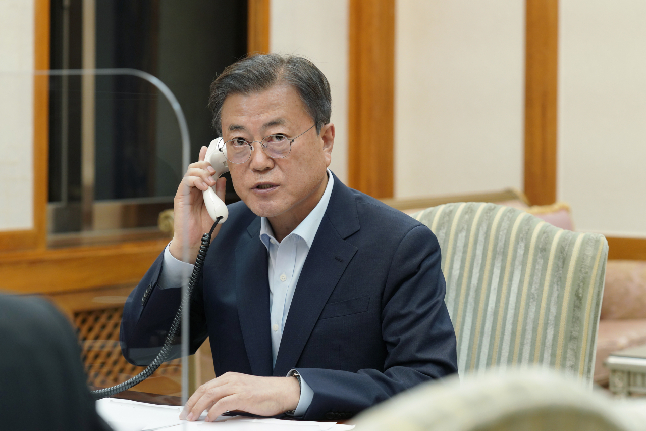 문재인 대통령이 15일 오후 청와대 관저 회의실에서 기시다 후미오 일본 총리와 통화를 하고 있다. 연합뉴스