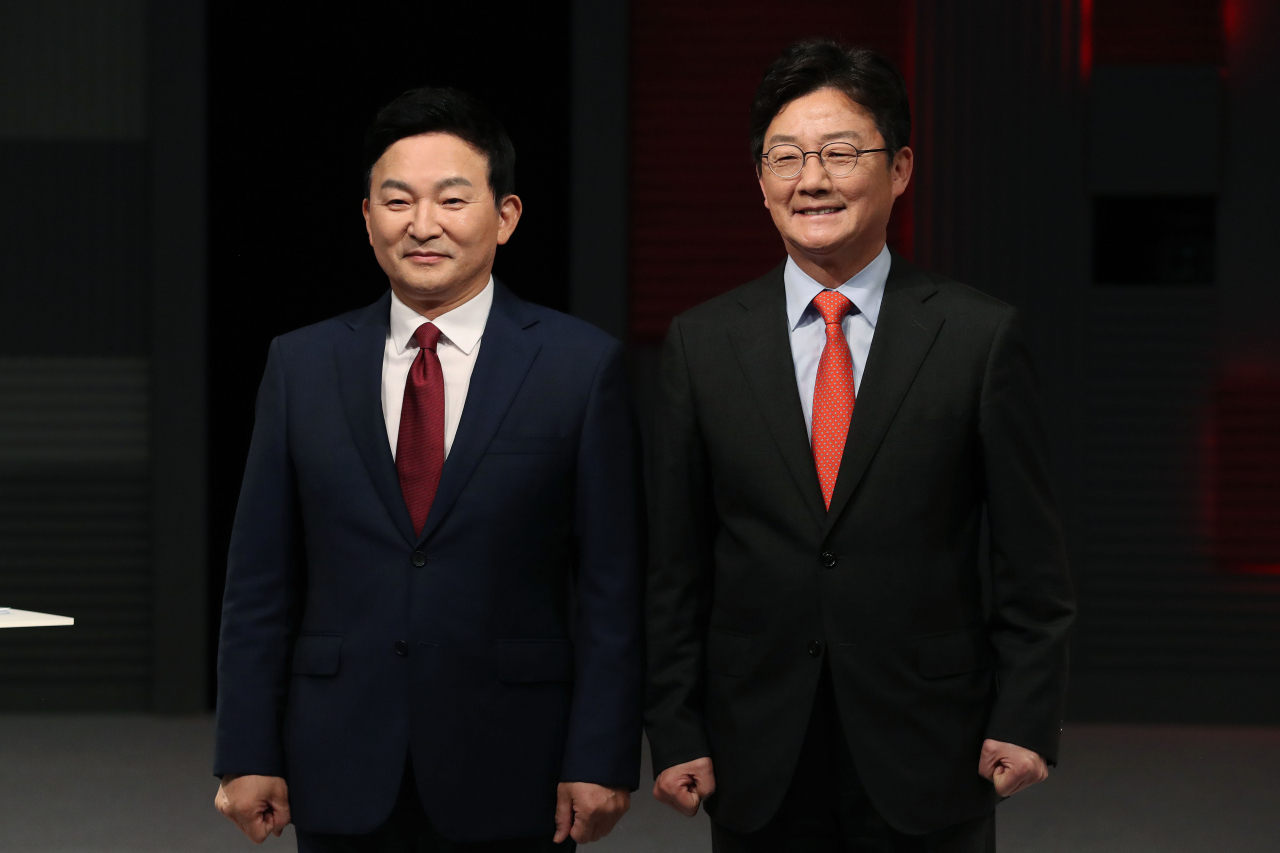 원희룡(왼쪽), 유승민 국민의힘 대선 경선 후보가 15일 저녁 서울 마포구 상암동 MBC 사옥에서 열린 '1대1 맞수토론'에 앞서 포즈를 취하고 있다. [연합]