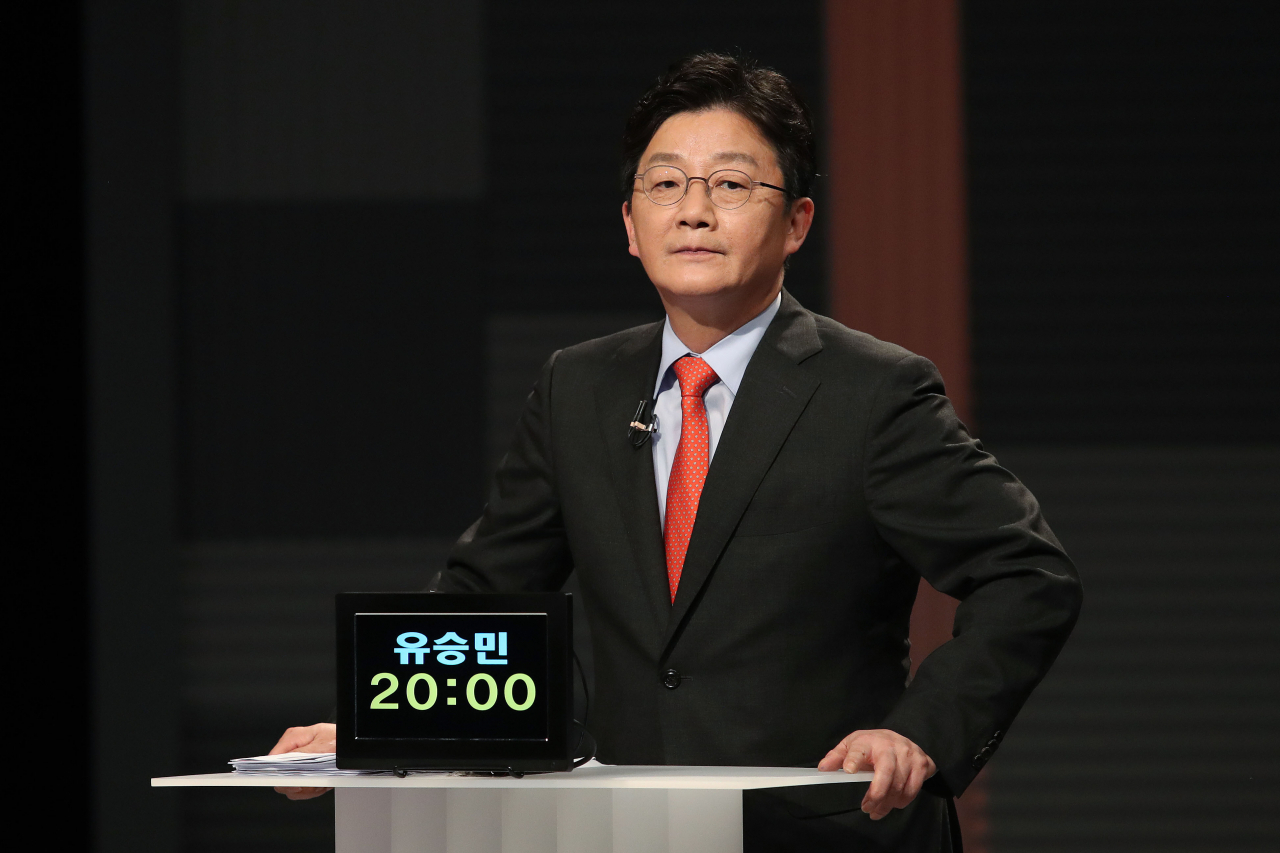 유승민 국민의힘 대선 경선 후보가 15일 저녁 서울 마포구 상암동 MBC 사옥에서 열린 '1대1 맞수토론'에 참석해 토론을 준비하고 있다. [연합]