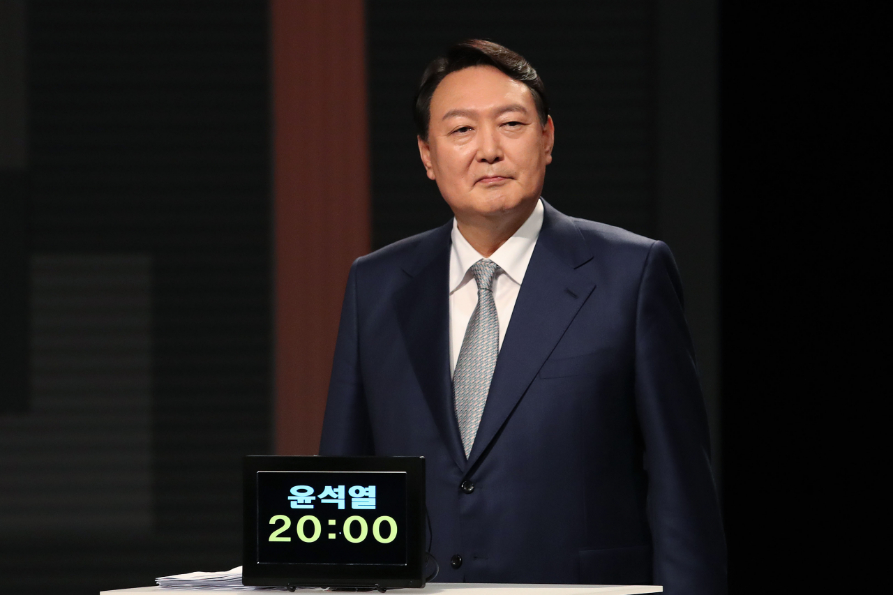 윤석열 국민의힘 대선 경선 후보가 15일 저녁 서울 마포구 상암동 MBC 사옥에서 열린 '1대1 맞수토론'에 참석해 토론을 준비하고 있다. [연합]