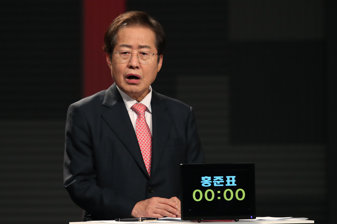 홍준표 국민의힘 대선 경선 후보가 지난 15일 저녁 서울 마포구 상암동 MBC 사옥에서 열린 '1대1 맞수토론'에 참석해 토론을 준비하고 있다. [연합]