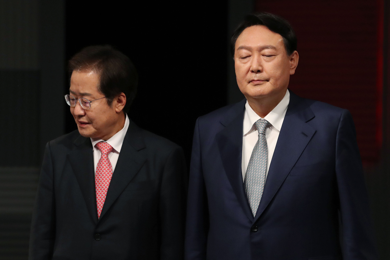 윤석열 (오른쪽), 홍준표 국민의힘 대선 경선 후보가 15일 저녁 서울 마포구 상암동 MBC 사옥에서 열린 '1대1 맞수토론'에 앞서 기념사진을 찍은 뒤 자리로 향하고 있다. [연합]