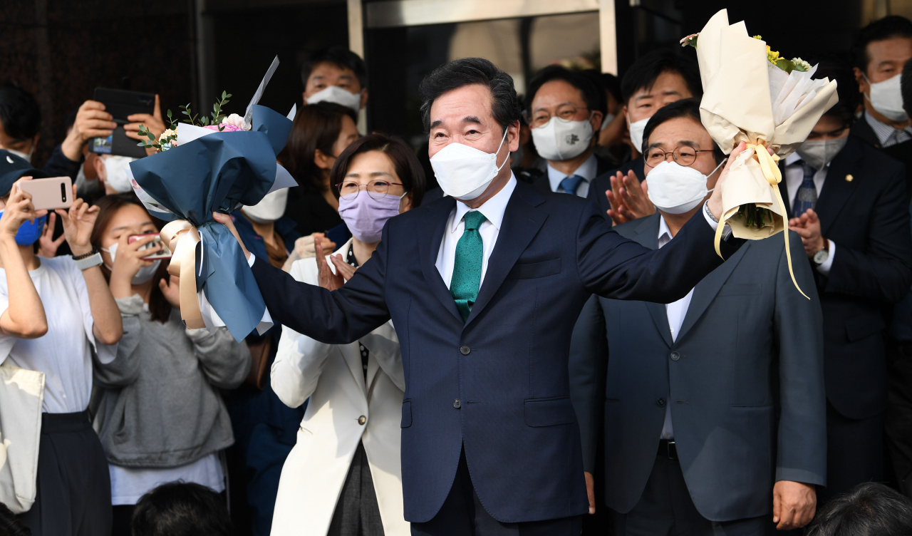 더불어민주당 이낙연 전 대표가 14일 서울 여의도 대산빌딩에서 열린 이낙연 필연캠프 해단식을 마친 뒤 꽃다발을 들고 지지자들에게 인사하고 있다. 연합뉴스