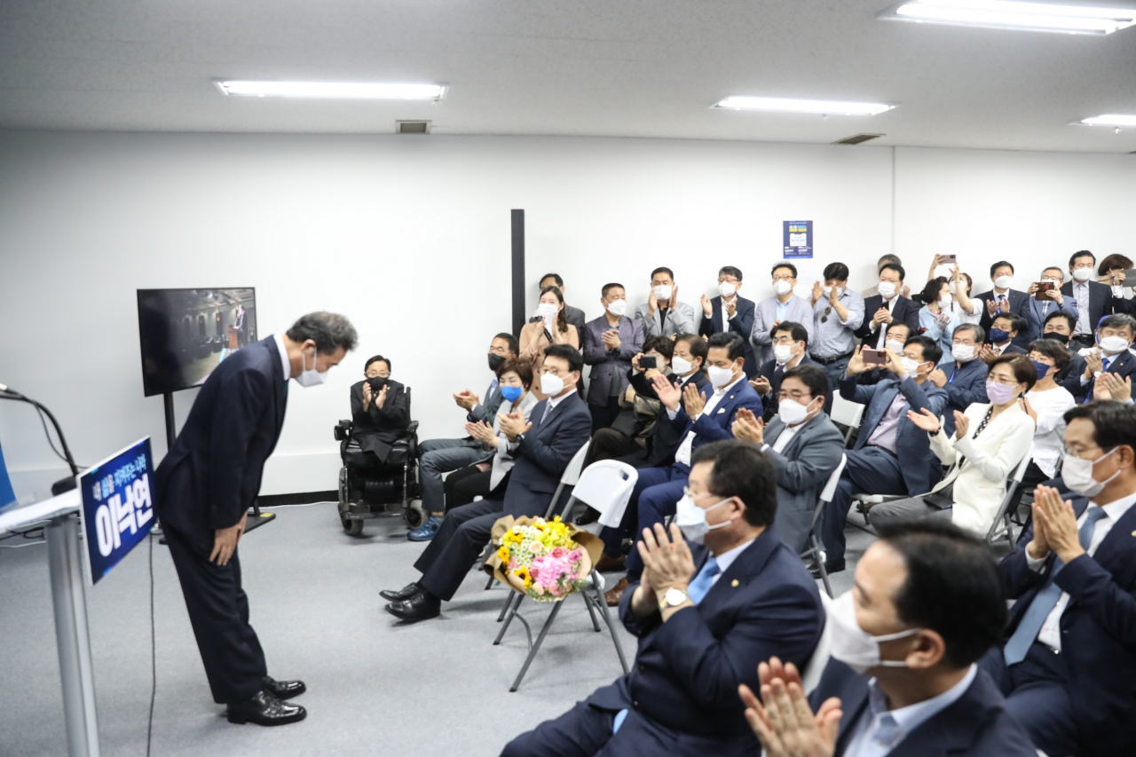 더불어민주당 이낙연 전 대표가 14일 서울 여의도 대산빌딩에서 열린 이낙연 필연캠프 해단식에서 참석자들에게 인사하고 있다. 연합뉴스