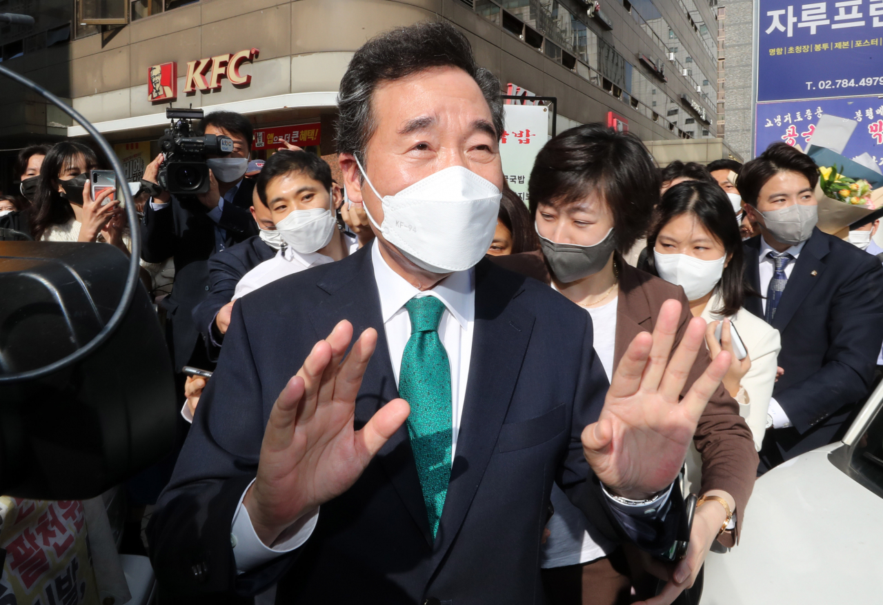 더불어민주당 이낙연 전 대표가 지난 14일 서울 여의도 대산빌딩에서 열린 이낙연 필연캠프 해단식을 마친 뒤 입장표명 없이 자리를 떠나고 있다. [연합]