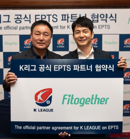 핏투게더가 2019년 한국프로축구연맹(K리그)의 공식파트너가 됐다. 윤진성(오른쪽) 핏투게더 대표가 허정무 당시 프로축구연맹 부총재와 협약을 맺고 있다. [핏투게더 제공]