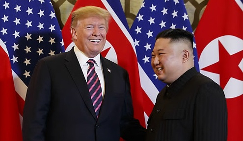 지난 2019년 하노이 북미회담 당시 마주한 도널트 트럼프 당시 미 대통령과 김정은 북한 국무위원장. [연합]
