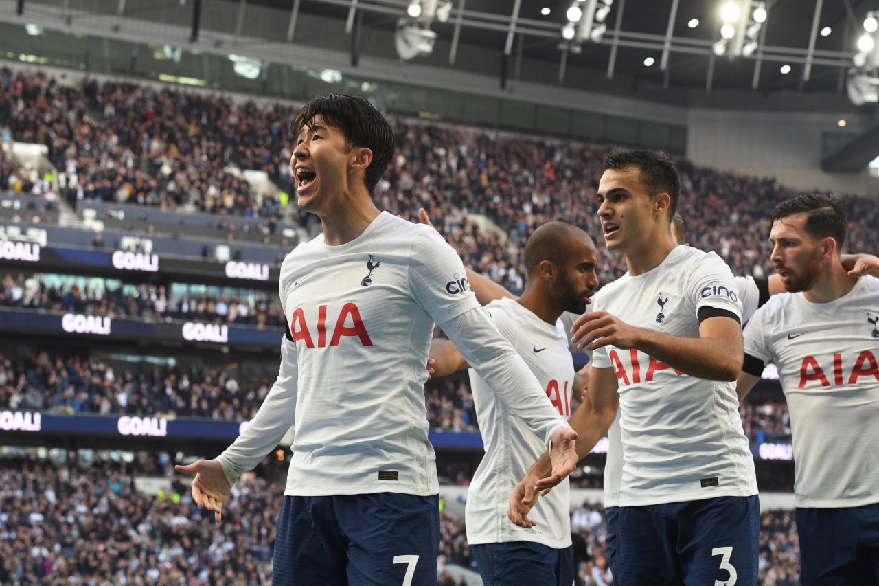 지난 10월 3일(현지시간) 영국 런던의 토트넘 홋스퍼 스타디움에서 열린 잉글랜드 프로축구 프리미어리그(EPL) 토트넘 홋스퍼 대 애스턴 빌라의 경기에서 토트넘의 손흥민(왼쪽·29)이 팀의 득점을 도운 뒤 동료들과 환호하고 있다. 이날 선발 출전한 손흥민은 팀의 2-1 승리를 이끌었다. 이로써 토트넘은 리그 3연패에서 탈출했다. [연합]