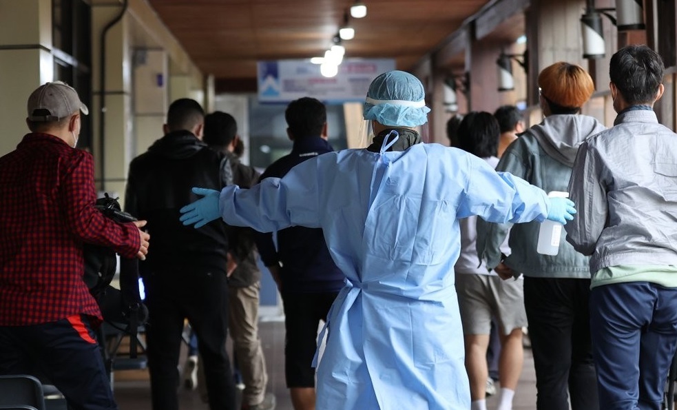 This photo, taken on Oct. 15, 2021, shows people waiting to take COVID-19 tests at a testing site in southern Seoul. (Yonhap)