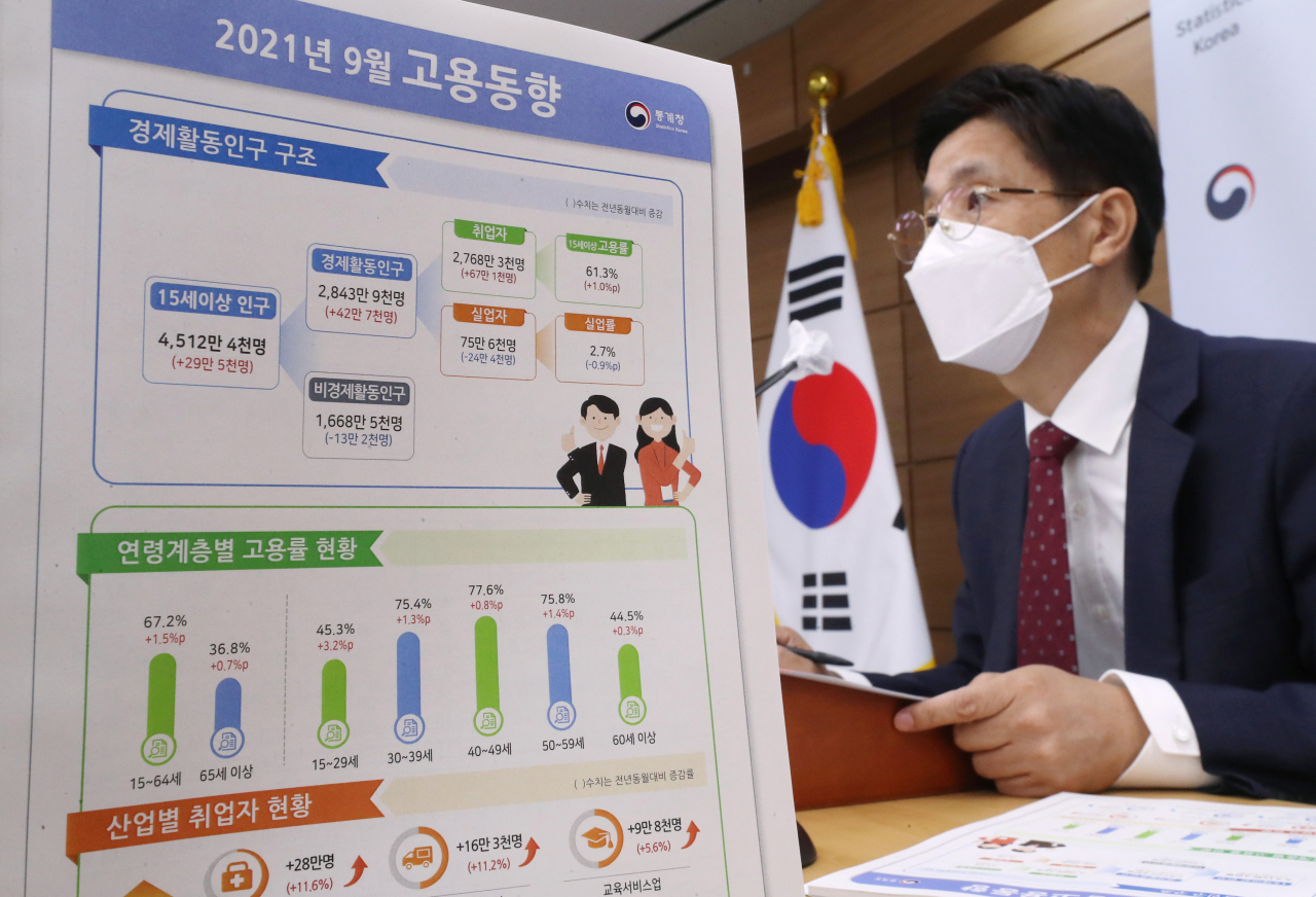 정동명 통계청 사회통계국장이 13일 오전 세종시 정부세종청사에서 2021년 9월 고용동향을 브리핑하고 있다. 연합뉴스