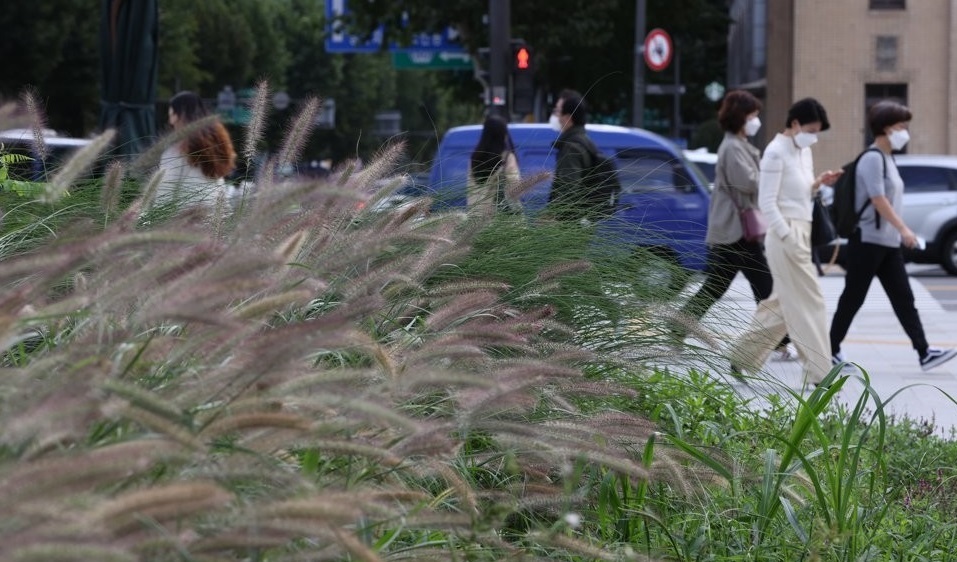 This photo, taken on Oct. 12, 2021, shows poeple walking on a road near the Gwanghwamun Square in central Seoul. (Yonhap)