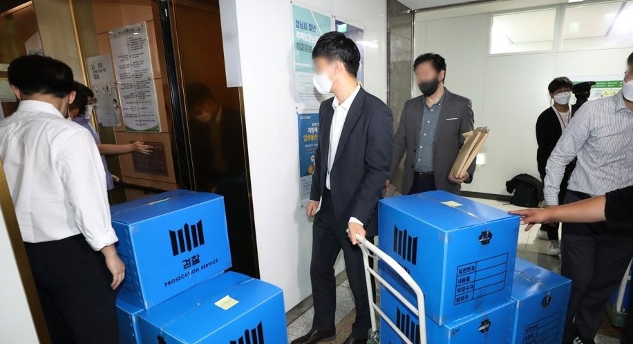 Investigators from the Seoul Central District Prosecutors Office carry boxes containing items they seized during a search of Seongnam City Hall in Seongnam, south of Seoul, on Oct. 15, 2021, as part of an investigation into a land development scandal. (Yonhap)