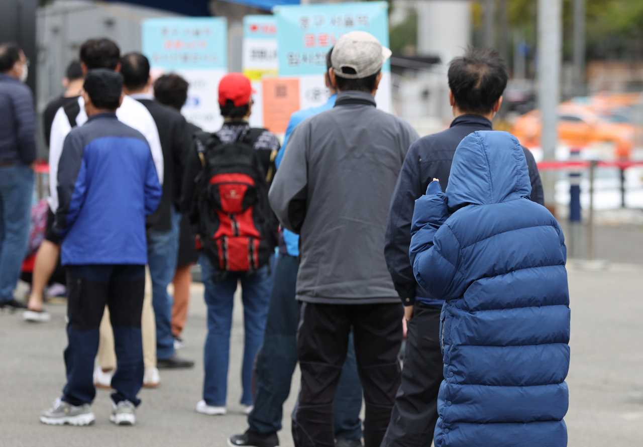 16일 오후 서울역 임시선별검사소에서 시민들이 신종 코로라바이러스 감염증 선별검사를 받기 위해 대기하고 있다. [연합]