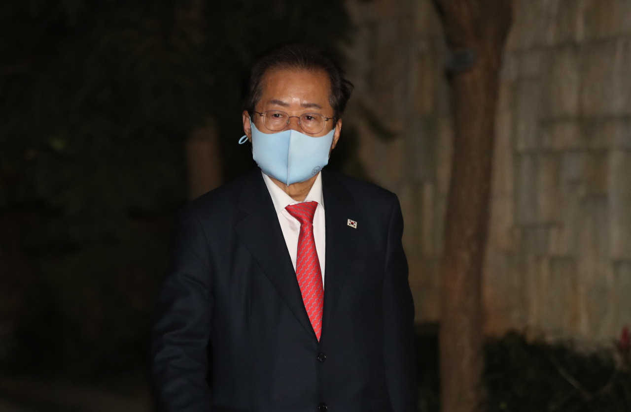 홍준표 국민의힘 대선 경선후보가 16일 밤 국민의힘 대선후보 경선에서 탈락한 최재형 전 감사원장의 서울 양천구 목동 자택을 방문하고 있다. [연합]