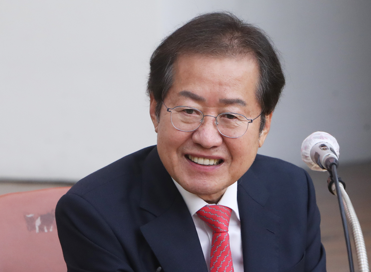 홍준표 국민의힘 대선 경선 후보가 16일 오전 경기도 수원시 국민의힘 경기도당에서 열린 수원 지역 당원 간담회에서 미소를 짓고 있다. [연합]