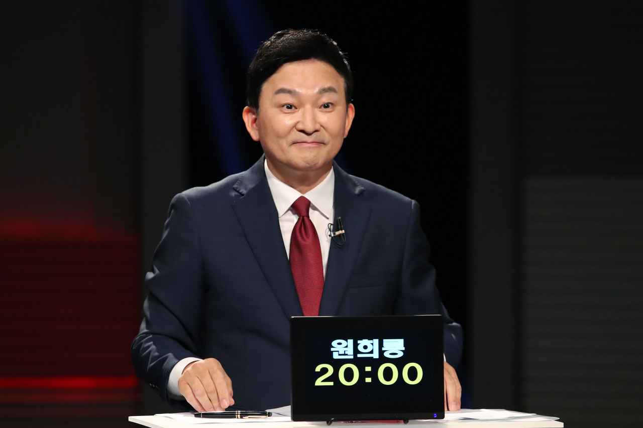 국민의힘 대선주자인 원희룡 전 제주지사가 지난 15일 저녁 서울 마포구 상암동 MBC 사옥에서 열린 '1대1 맞수토론'에 참석해 토론을 준비하고 있다. [연합]