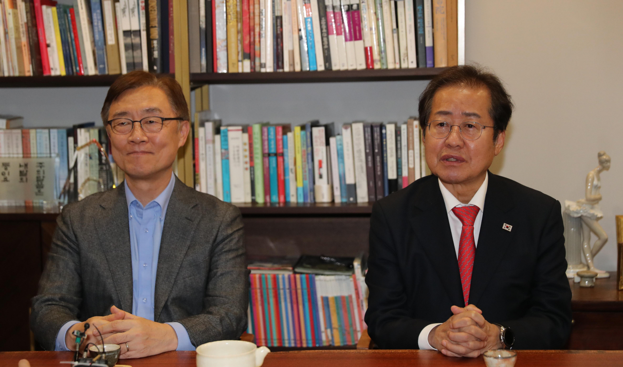 ‘가치동맹’을 맺기로 한 국민의힘 홍준표 의원과 최재형 전 감사원장. [연합]
