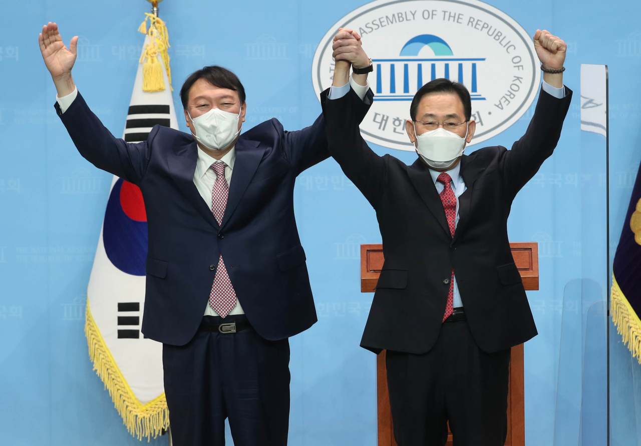 주호영 의원(오른쪽)은 국민의힘 대선주자 윤석열 전 검찰총장의 선거대책위원장으로 영입됐다. 지난 17일 오전 서울 여의도 국회 소통관에서 연 공동기자회견에서의 모습. [연합]
