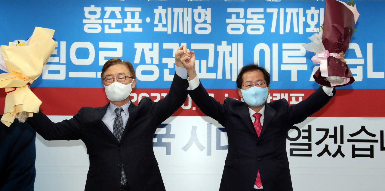 최재형 전 감사원장(왼쪽)은 17일 국민의힘 대선주자 홍준표 국민의힘 의원(오른쪽)에 대한 지지를 선언했다. [연합]