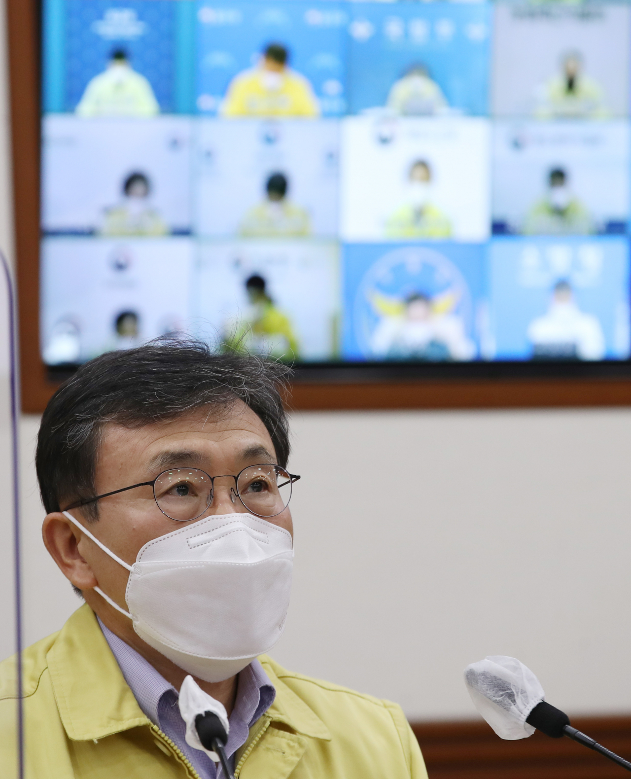 권덕철 중앙재난안전대책본부 1차장(보건복지부 장관)이 17일 오후 정부서울청사에서 열린 신종 코로나바이러스 감염증(코로나19) 대응 중앙재난안전대책본부 회의를 주재하며 발언하고 있다. 연합뉴스