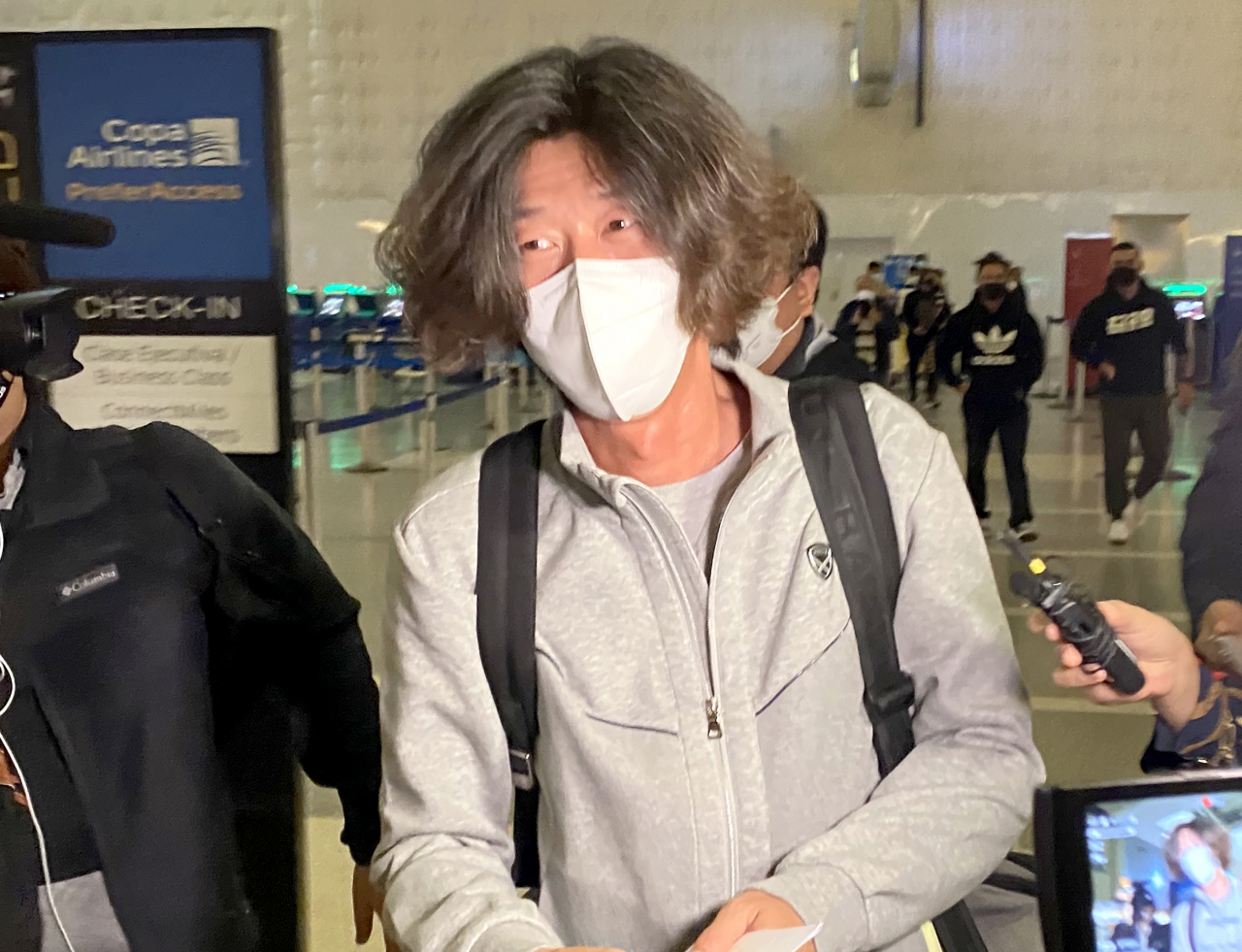 성남 대장동 개발 로비·특혜 의혹의 핵심 인물 남욱 변호사가 16일 오후(현지시간) 미국 캘리포니아주 로스앤젤레스(LA) 국제공항 톰 브래들리 터미널에서 한국행 비행기 탑승수속을 위해 이동하다 취재진의 질문을 받고 있다. [연합]