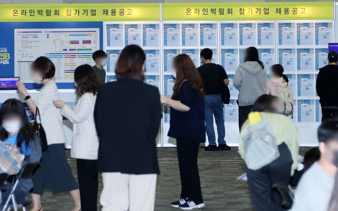 7일 경기도 고양시 킨텍스에서 열린 '청년드림 JOB콘서트'에서 청·장년 구직자들이 취업 컨설팅 준비와 채용공고판을 살펴보고 있다. [연합]