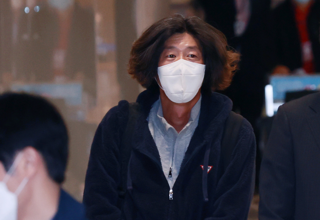 미국에 체류 중이던 대장동 개발 로비·특혜 의혹의 핵심 인물 남욱 변호사가 18일 오전 인천국제공항 제2여객터미널로 귀국해 입국장을 나오고 있다. [연합]
