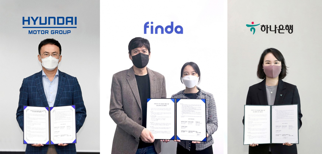 현대차·기아 TaaS본부 정헌택 상무((사진 왼쪽부터), 핀다 박홍민·이혜민 공동대표, 하나은행 디지털리테일그룹 김소정 부행장이 지난 15일 진행된 '현대차·기아 커넥티드카 기반 금융상품 개발 및 신사업 발굴 파트너십'을 위한 비대면 업무협약(MOU) 체결식에서 기념 촬영하고 있다.
