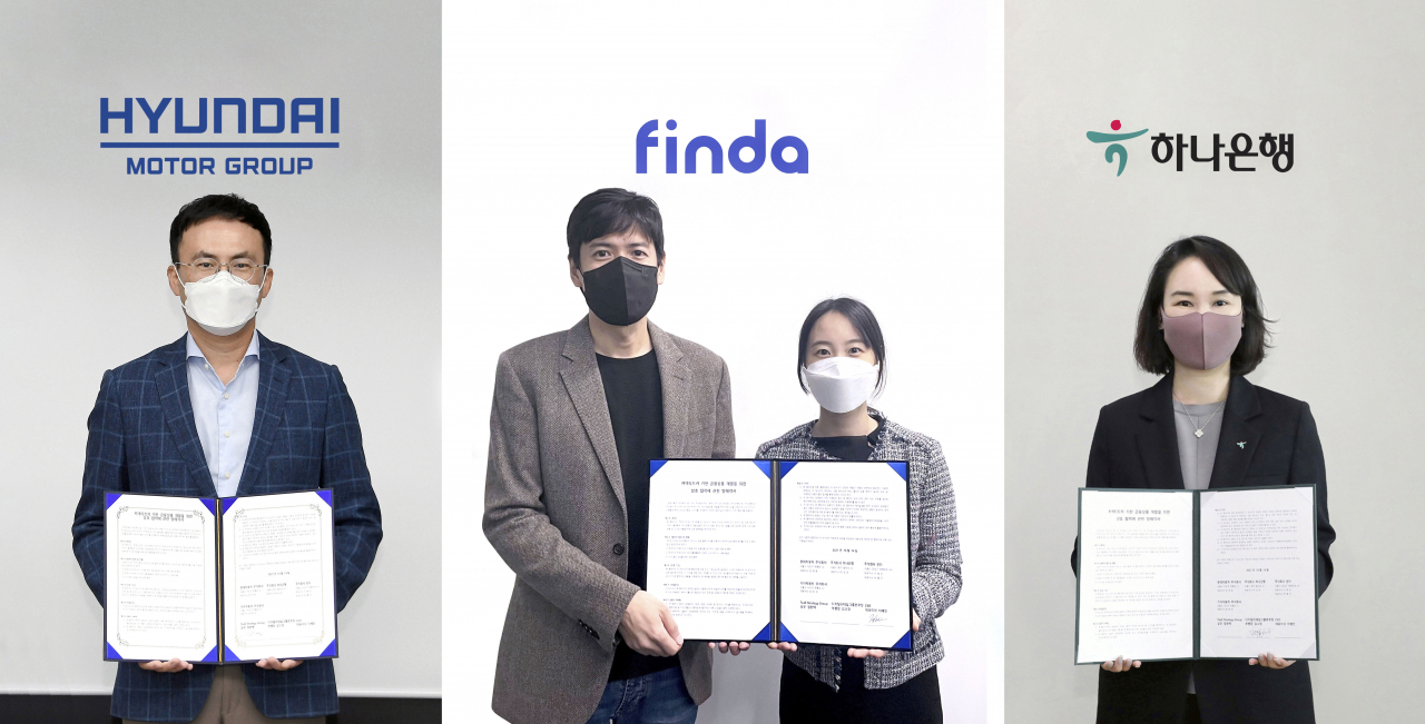 하나은행은 지난 15일 비대면 화상 방식으로 진행된 협약식을 통해 현대차·기아, 핀다와 '커넥티드 카 기반 금융상품 개발' 업무협약을 체결했다고 밝혔다. 사진 왼쪽부터 정헌택 현대차·기아 TaaS 본부 상무, 박홍민· 이혜민 핀다 대표이사, 김소정 하나은행 디지털리테일그룹 부행장이 기념 촬영을 하고 있다.