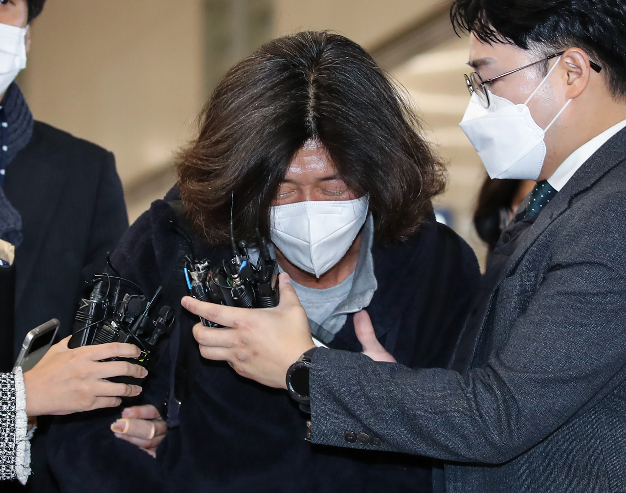 미국에 체류 중이던 대장동 개발 로비·특혜 의혹의 핵심 인물 남욱 변호사가 18일 오전 인천국제공항 제2여객터미널로 귀국해 검찰에 체포된 뒤 서울중앙지검으로 압송되다 취재진을 향해 고개숙여 인사하고 있다. [연합]