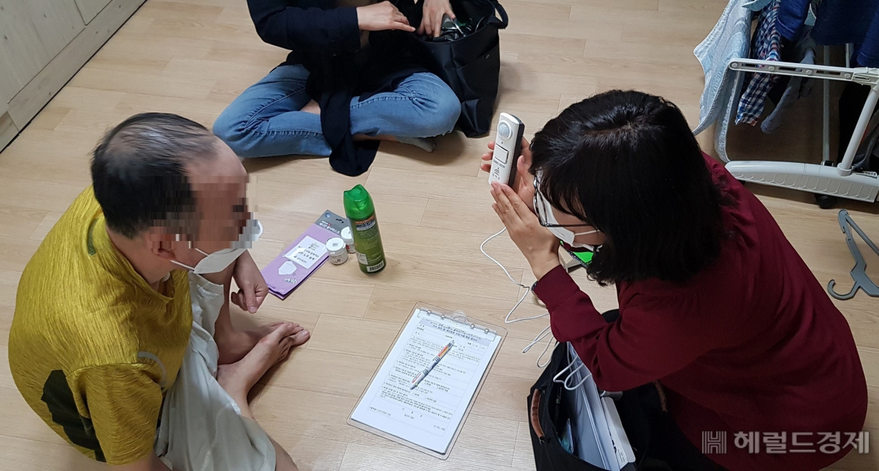 강서구 직원이 중장년 1인가구를 직접 찾아 상담을 진행하고 있다. [강서구 제공]