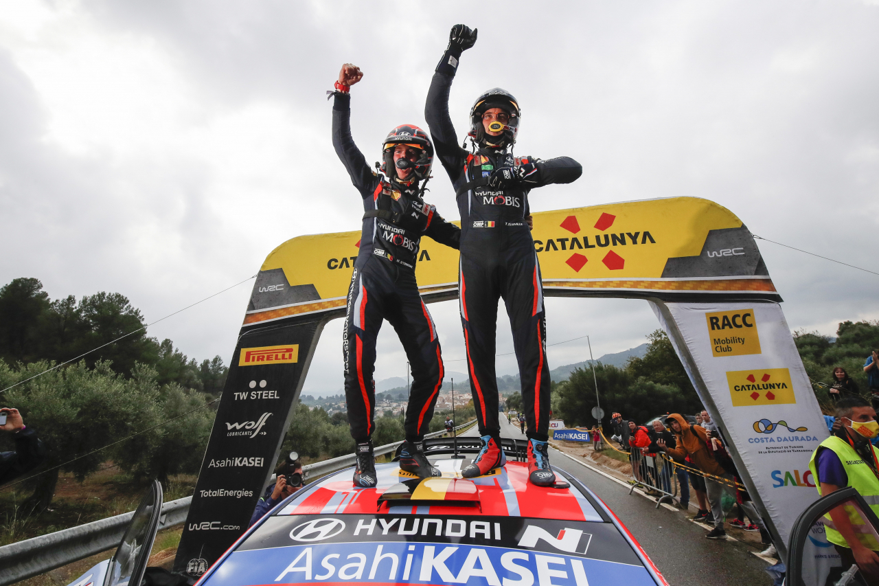 ‘2021 WRC’ 11차 대회 스페인 랠리에서 우승을 차지한 티에리 누빌(Thierry Neuville) 선수와 코드라이버 마틴 비데거(Martijn Wydaeghe) 선수가 현대차 ‘i20 Coupe WRC’ 랠리카 위에 올라 세레모니를 하고 있다. [현대차 제공]