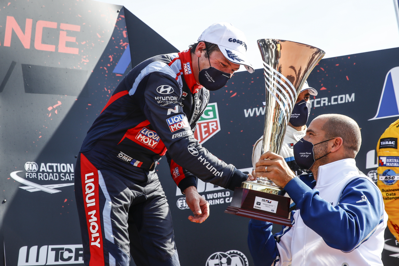 프랑스에서 열린 ‘2021 WTCR(World Touring Car Cup)’ 6차전 두 번째 결승 레이스에서 우승을 차지한 잔 칼 버네이(Jean-Karl Vernay) 선수 모습. [현대차 제공]