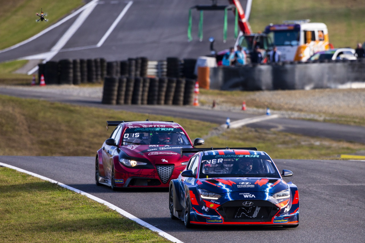 프랑스에서 열린 ‘2021 PURE ETCR(Electric Touring Car Race)’ 최종전에서 현대자동차 ‘벨로스터 N ETCR’이 트랙을 달리고 있다. [현대차 제공]