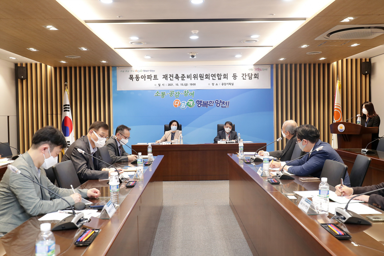 [헤럴드경제=이진용 기자] 김수영 서울 양천구청장은 지난 15일 오후, 양천구청 공감기획실에서 개최된 목동아파트 재건축준비위원회연합회 간담회에 참석해 인삿말을 하고 있다.목동아파트 재건축준비위원장 등 14명이 참석한 이 자리에서 김구청장은 지난 13일 재건축 등 주택정책 협력을 위한 국토교통부 장관과의 간담회에서 논의된 내용을 전달한 후, 안전진단과 관련된 단지별 의견을 청취했다.