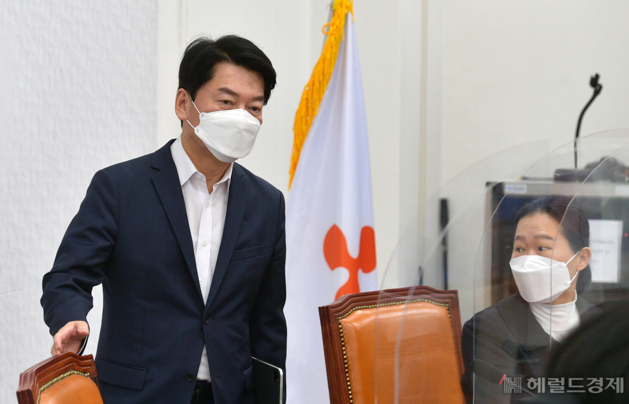 [헤럴드경제=이상섭 기자] 안철수 국민의당 대표가 18일 국회에서 열린 최고위원회의에 참석하고 있다.