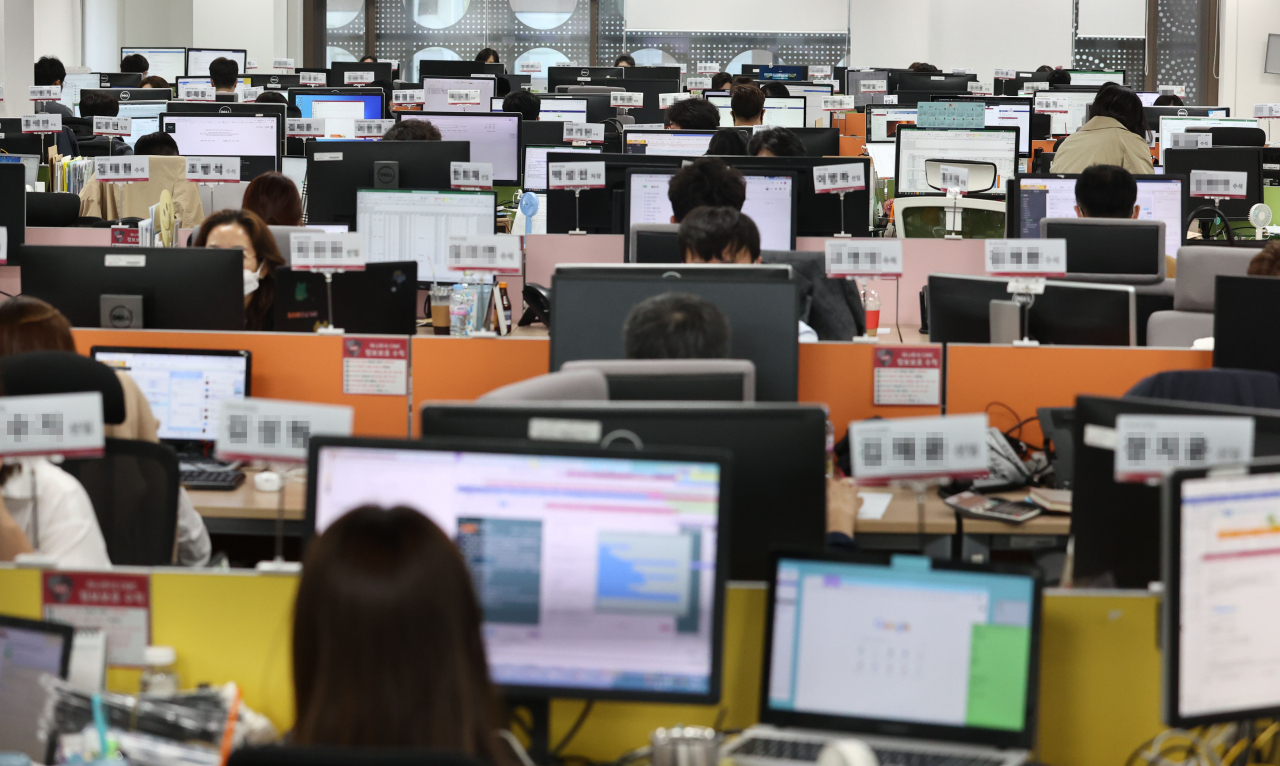 정부가 코로나19 일상회복지원위원회 첫 회의를 열면서 단계적 일상 회복(위드 코로나) 조치 논의를 시작한 가운데, 여행사 직원들 상당수가 코로나사태를 견디지 못한채 떠났지만, 남은 임직원들이 속속 정상업무를 시작하고 있다. [연합]