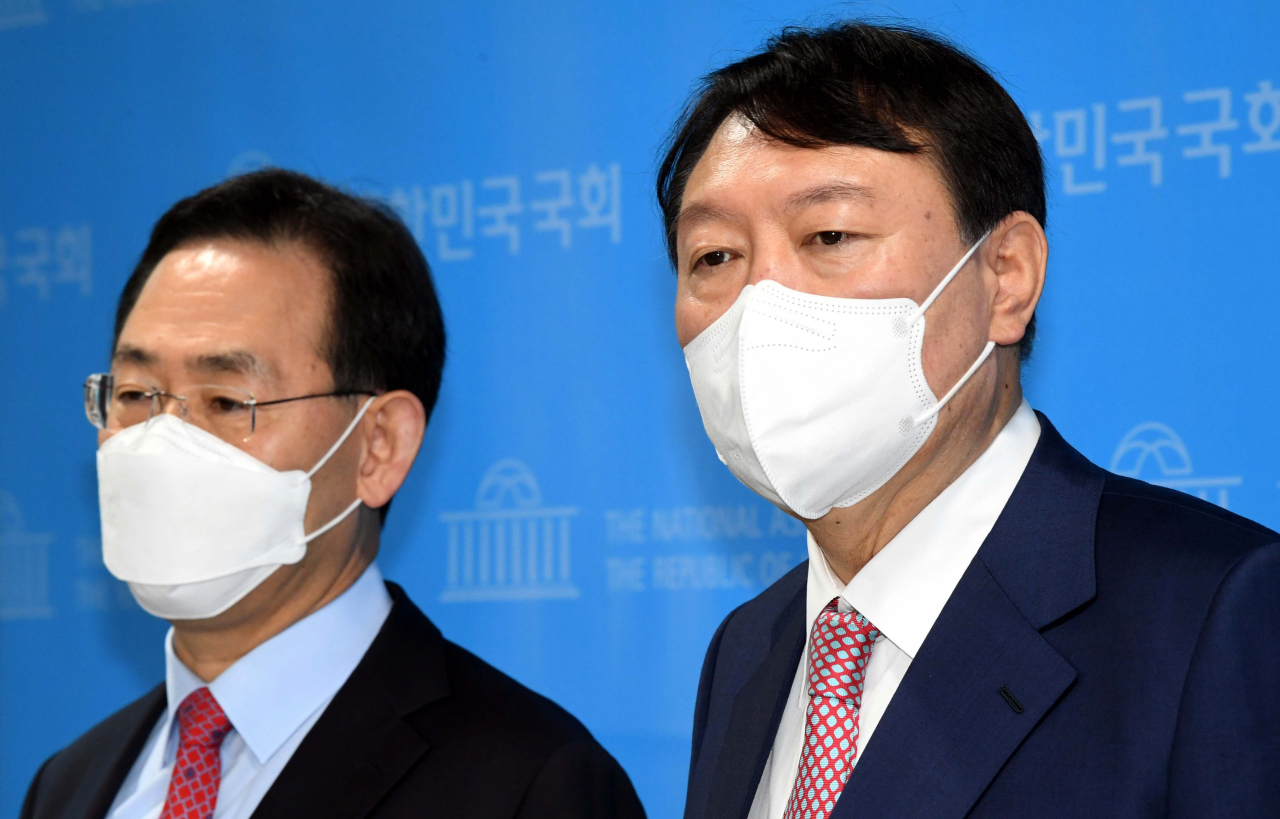 윤석열 국민의힘 대선 경선 후보(오른쪽)와 선거대책위원장으로 합류한 주호영 의원(왼쪽)이 17일 오전 서울 여의도 국회 소통관에서 주 의원 영입 기자회견을 한 뒤 취재진의 질문에 답하고 있다. [연합]