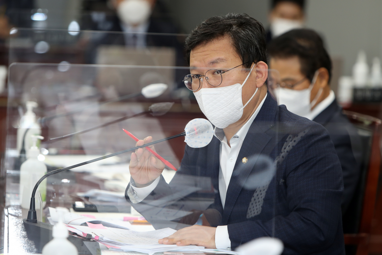 김형동 국민의힘 의원이 지난 15일 오후 전남 무안군 삼향읍 전남경찰청에서 열린 국회 행정안전위원회의 전남경찰청에 대한 국정감사에서 질의하고 있다. [연합]