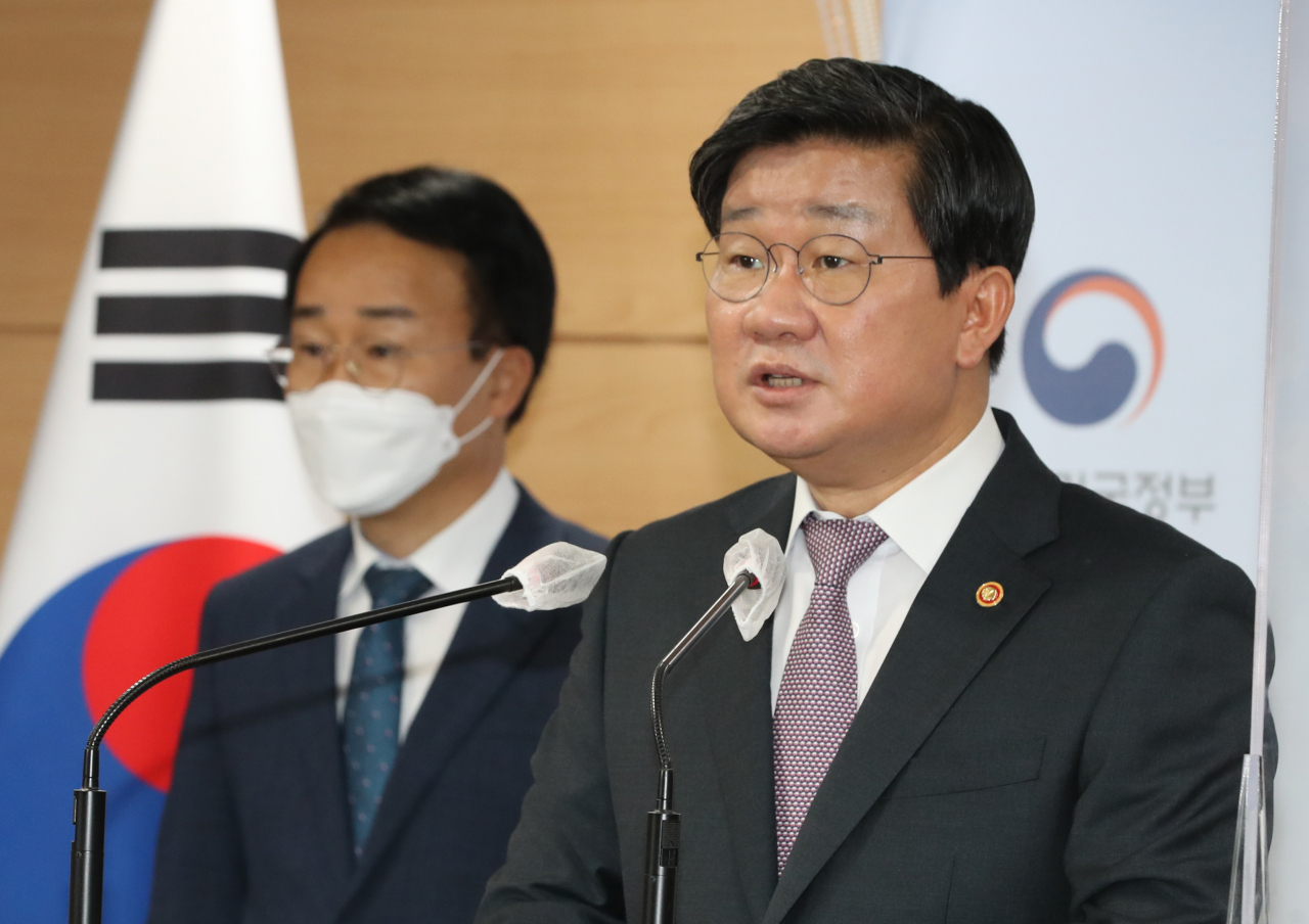 전해철 행정안전부 장관이 18일 정부서울청사에서 '인구감소지역'을 지정·고시하고 행정과 재정적 지원하는 계획을 발표하고 있다. ［연합］