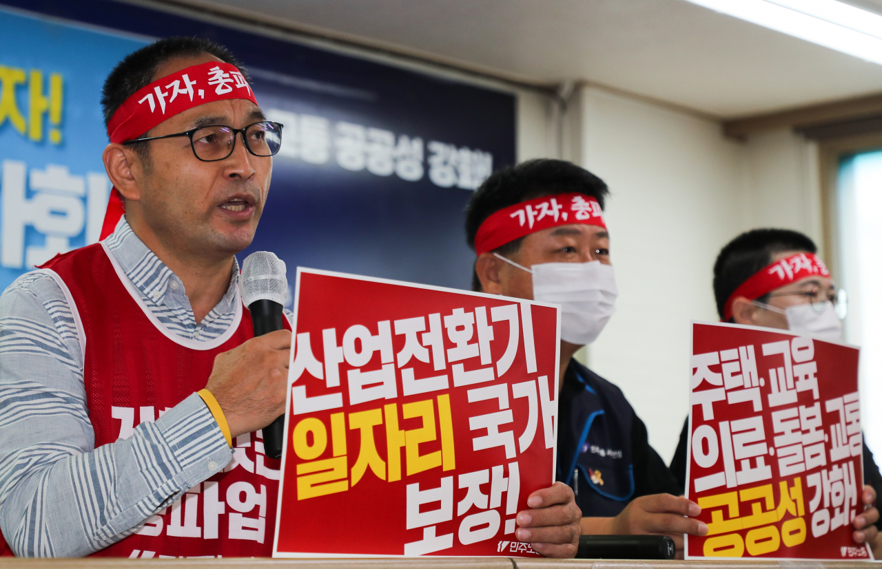 윤택근 민주노총 위원장 직무대행이 7일 오전 서울 중구 민주노총에서 열린 민주노총 총파업 선포 기자회견에서 발언하고 있다. [연합]