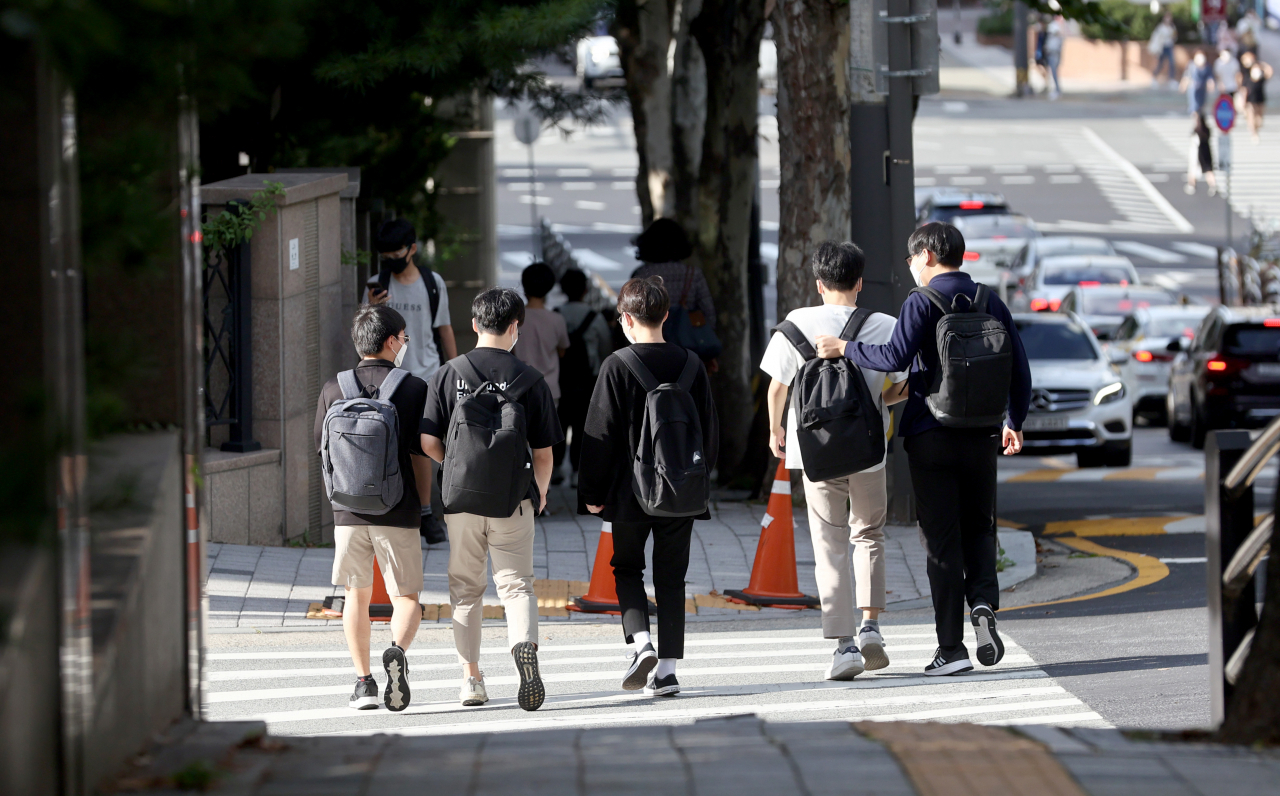 서울 강남구 대치동의 한 중·고등학교에서 학생들이 하교를 하고 있는 모습. [연합]
