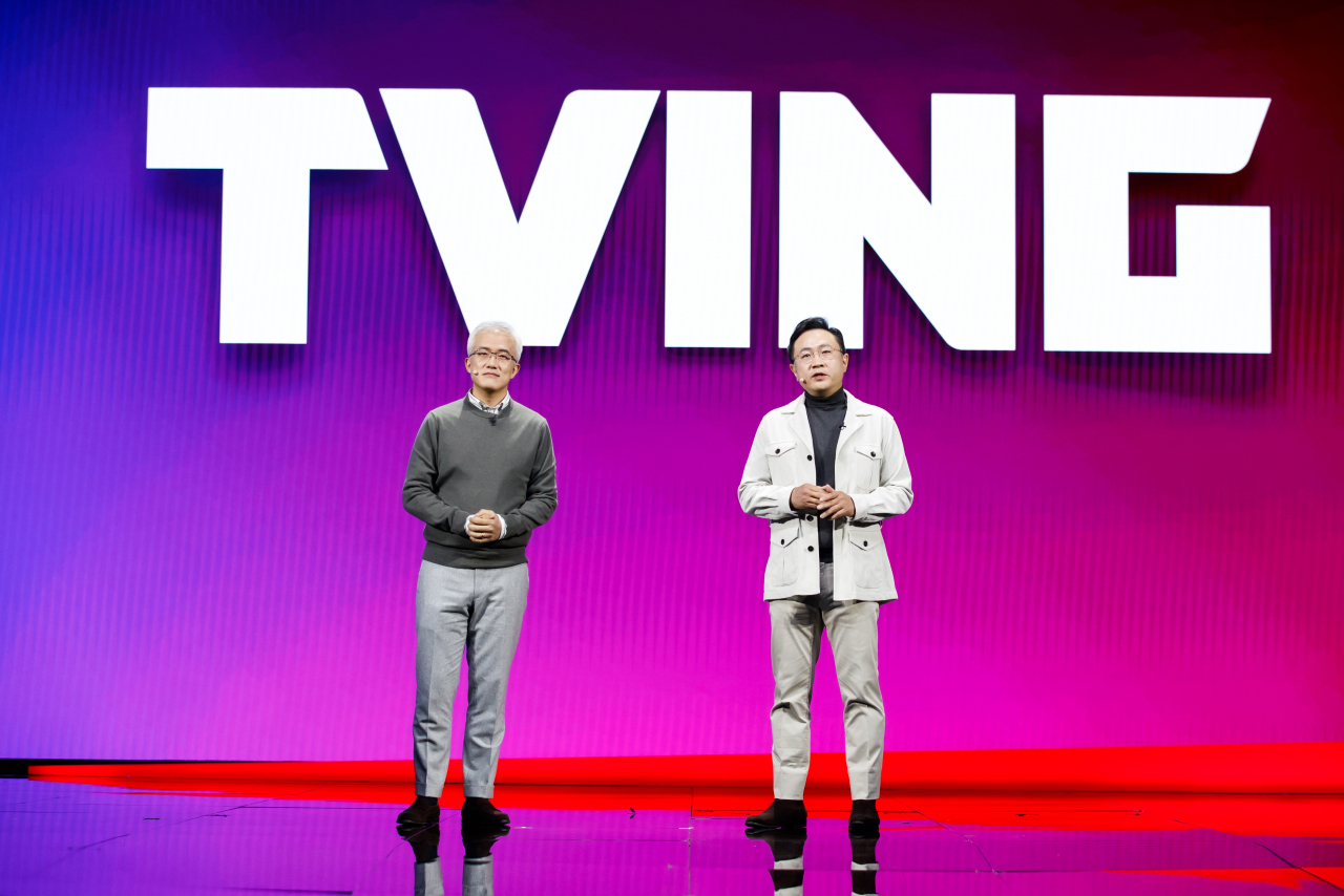 양지을(왼쪽), 이명한 티빙 공동대표가 18일 독립법인 출범 1주년 ‘TVING CONNECT 2021’ 행사에서 인사말을 하고 있다. [티빙 제공]